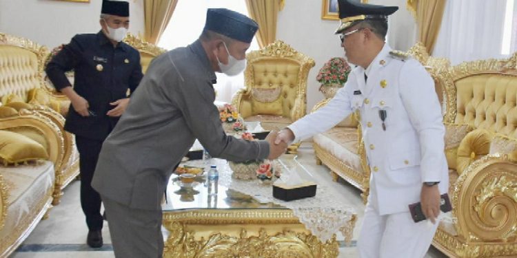 Bupati Pohuwato, Saipul Mbuinga, Memberikan Ucapan Selamat Kepada, Thariq Modanggu, Sebagai Bupati Gorontalo Utara, Senin 27/06/2022 (Istimewa)