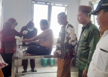 Kepala Desa Motinelo, Kecamatan Tabongo, Kabupaten Gorontalo, Adam A. Mutalib, menjadi korban penganiayaan oleh warganya sendiri, PN (62), Selasa (28/6/2022) pukul 11.30 Wita. Adam dibacok oleh PN di bagian punggung.