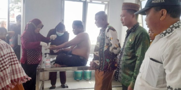 Kepala Desa Motinelo, Kecamatan Tabongo, Kabupaten Gorontalo, Adam A. Mutalib, menjadi korban penganiayaan oleh warganya sendiri, PN (62), Selasa (28/6/2022) pukul 11.30 Wita. Adam dibacok oleh PN di bagian punggung.