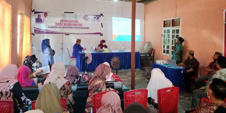 Kegiatan pemaparan data sekaligus penilaian Kampung KB di Desa Tenilo, Kecamatan Tilamuta, Kabupaten Boalemo. (Foto: Putra/Gopos)