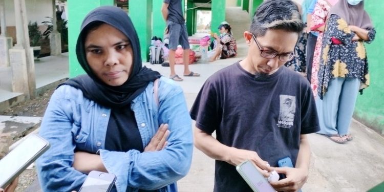 Pihak keluarga melalui kuasa hukum, Siti Magfirah Makmur (kiri), Selasa (7/6/2022). (Foto: Putra/Gopos)