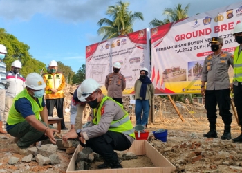 Kapolres Gorontalo, AKBP Ahmad Pardomuan saat melakukan peletakan batu pertama pembangunan Rusun SBSN T.2738 Polres Gorontalo. (Foto: Putra/Gopos)