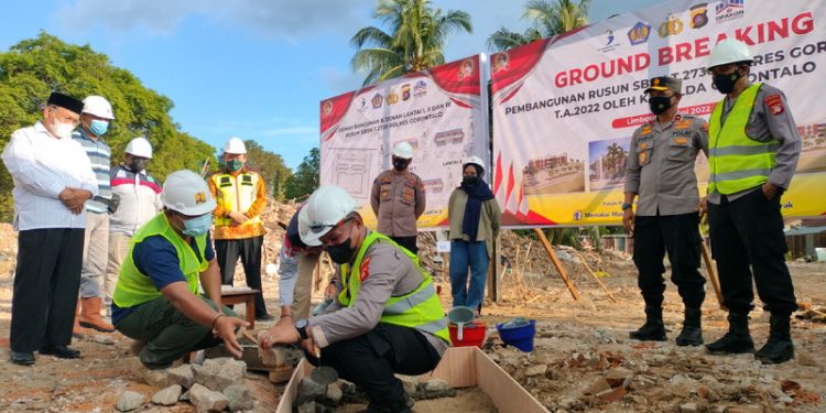 Kapolres Gorontalo, AKBP Ahmad Pardomuan saat melakukan peletakan batu pertama pembangunan Rusun SBSN T.2738 Polres Gorontalo. (Foto: Putra/Gopos)