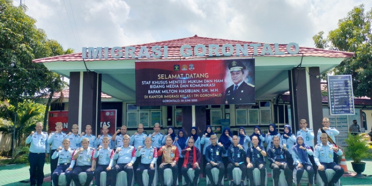 Staf Khusus Menteri Hukum dan Ham RI Bidang Media dan Komunikasi, Milton Hasibuan saat berfoto bersama Pimpinan dan seluruh jajaran Kantor Imigrasi Kelas I Gorontalo. (Foto: Putra/Gopos)