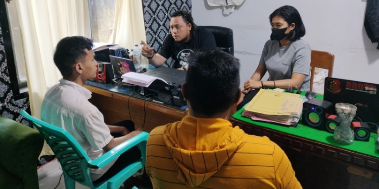 Ilham (26) (mengenakan pakaian berwarna putih) saat menjalani pemeriksaan di Polsek Kabila, Jumat (10/6/2022). Foto: Putra/Gopos