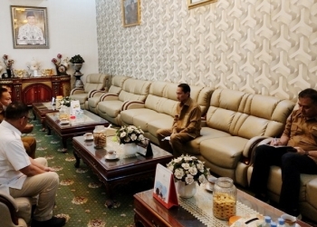 Nelson Pomalingo saat Menerima Audiensi Ketua/Anggota Panitia Kejuaraan Asia Mini Soccer, Sepak Takraw dan Fotografer Under Water di Rumah Dinas Bupati Gorontalo, Senin (13/6/2022). (Foto: Putra/Gopos)