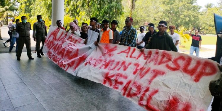 Puluhan masyarakat yang tergabung dalam Aliansi Masyarakat Desa Upomela (ALMADSUP) Kecamatan Bongomeme, Kabupaten Gorontalo mengadukan aparat Desanya ke Pemerintah Daerah yang diduga melakukan penyelewengan dana Desa. (Foto: Putra/Gopos)