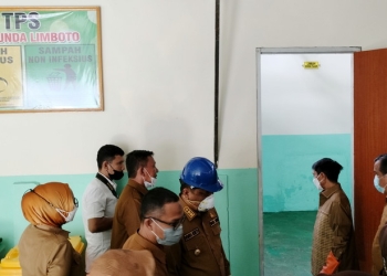 Bupati Gorontalo, Nelson Pomalingo saat meninjau langsung Bangunan TPS Limbah B3 RSUD MM Dunda Limboto, Senin (13/6/2022). (Foto: Putra/Gopos)