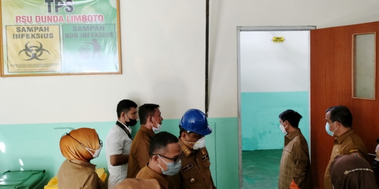 Bupati Gorontalo, Nelson Pomalingo saat meninjau langsung Bangunan TPS Limbah B3 RSUD MM Dunda Limboto, Senin (13/6/2022). (Foto: Putra/Gopos)