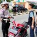 Pengendara yang tidak menggunakan helm SNI saat berkendara. (Foto: Putra/Gopos)