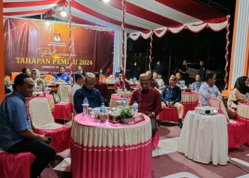 Kegiatan Nonton bersama peluncuran tahapan pemilu 2024 di halaman Kantor KPU Kabupaten Gorontalo, Selasa malam (14/6/2022). (Foto: Putra/Gopos)