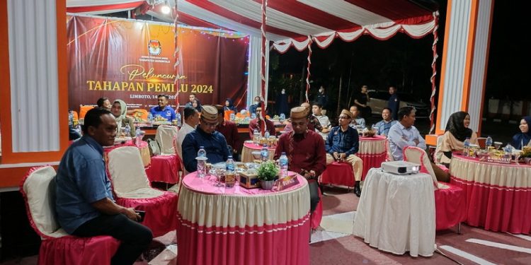 Kegiatan Nonton bersama peluncuran tahapan pemilu 2024 di halaman Kantor KPU Kabupaten Gorontalo, Selasa malam (14/6/2022). (Foto: Putra/Gopos)