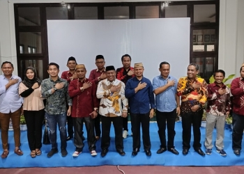 Forkopimda Kabupaten Gorontalo saat berfoto bersama di Kantor KPU Kabupaten Gorontalo. (Foto: Putra/Gopos)