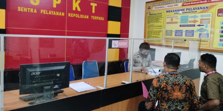 Pihak keluarga kembali membuat laporan di Polda Gorontalo yang kali ini di layangkan kepada pihak sekolah yang dalam hal ini di pimpin langsung oleh Kepala Sekolah, Rabu (22/6/2022). (Foto: Putra/Gopos)