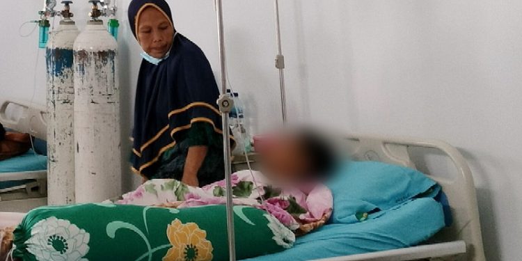 Korban penganiayaan di SMA Negeri 1 Telaga Biru, RS (18) mengalami luka dalam serius sehingga harus dilarikan ke rumah sakit. (Foto: Putra/Gopos)