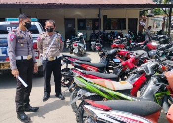 Kasat Lantas Polres Gorontalo IPTU Gerryliyus Febrera bersama anggota lantas Polres Gorontalo saat mengecek puluhan kendaraan hasil operasi patuh otanaha 2022 di Polres Gorontalo, Senin (27/6/2022). (Foto: Putra/Gopos)
