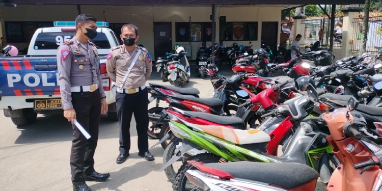 Kasat Lantas Polres Gorontalo IPTU Gerryliyus Febrera bersama anggota lantas Polres Gorontalo saat mengecek puluhan kendaraan hasil operasi patuh otanaha 2022 di Polres Gorontalo, Senin (27/6/2022). (Foto: Putra/Gopos)