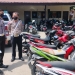 Kasat Lantas Polres Gorontalo IPTU Gerryliyus Febrera bersama anggota lantas Polres Gorontalo saat mengecek puluhan kendaraan hasil operasi patuh otanaha 2022 di Polres Gorontalo, Senin (27/6/2022). (Foto: Putra/Gopos)