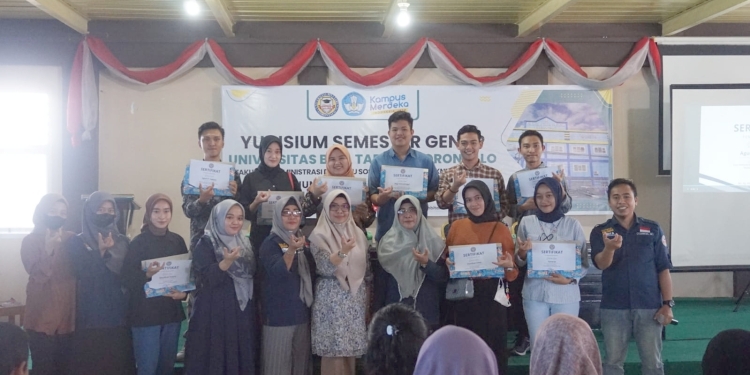 Mahasiswa berprestasi berpose bersama rektor dan jajaran pimpinan Kampus UNBITA Gorontalo usai menerima penghargaan, Sabtu (25/6/2022) (muhajir/gopos)