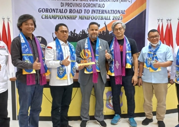 Presiden AMFC, Muhammad Aldousari menyerahkan cinderamata AMFC kepada Pj Gubernur Gorontalo, Hamka Hendra Noer, saat kunjungan ke Gorontalo, Selasa (28/6/2022). (hasan/gopos)