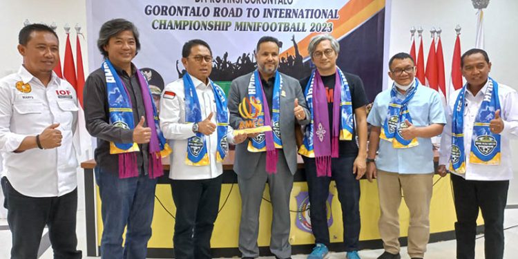 Presiden AMFC, Muhammad Aldousari menyerahkan cinderamata AMFC kepada Pj Gubernur Gorontalo, Hamka Hendra Noer, saat kunjungan ke Gorontalo, Selasa (28/6/2022). (hasan/gopos)