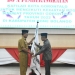 Sekretaris Daerah Kota Gorontalo, Ismail Madjid, menyerahkan bendera Kota Gorontalo kepada ketua rombongan kafilah Kota Gorontalo pada pemberangkatan kafilah Kota Gorontalo untuk MTQ tingkat Provinsi Gorontalo, Selasa (21/6/2022). (Pemkot Gorontalo)