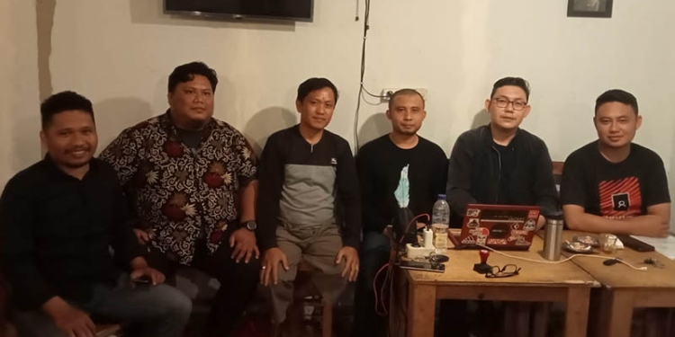 Jefriyanto katili bersama tim kuasa hukum dari bantuan hukum dulohupa, foto : Sari/gopos