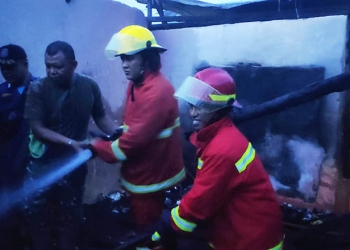 Petugas Pemadam Kebakaran bersama Babinsa dan Bhabinkamtibmas melakukan upaya pemadaman kebakaran yang melada dua rumah di Kelurahan Tomulobutao, Kecamatan Dungingi, Kota Gorontalo, Selasa (28/6/2022). (istimewa)