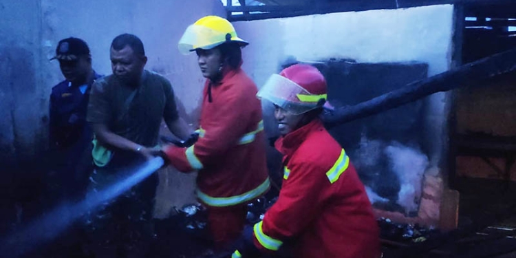 Petugas Pemadam Kebakaran bersama Babinsa dan Bhabinkamtibmas melakukan upaya pemadaman kebakaran yang melada dua rumah di Kelurahan Tomulobutao, Kecamatan Dungingi, Kota Gorontalo, Selasa (28/6/2022). (istimewa)