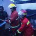 Petugas Pemadam Kebakaran bersama Babinsa dan Bhabinkamtibmas melakukan upaya pemadaman kebakaran yang melada dua rumah di Kelurahan Tomulobutao, Kecamatan Dungingi, Kota Gorontalo, Selasa (28/6/2022). (istimewa)