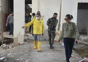 Wali Kota Gorontalo, Marten Taha, saat meninjau kemajuan pekerjaan renovasi Pasar Sentral Kota Gorontalo.