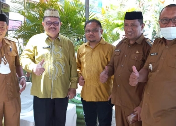 Ketua Tim Penilaia Lomba Kelurahan/Desa Tingkat Provinsi Gorontalo, Slamet Bakri (kedua kiri) berpose bersama Ketua LPM Kota Gorontalo, Risman Taha (tengah) dan Camat Dungingi, Heriyanto Abas di sela penilaian lomba kelurahan dan desa di Kelurahan Tomulobutao, Senin (13/6/2022). (hasan/gopos)