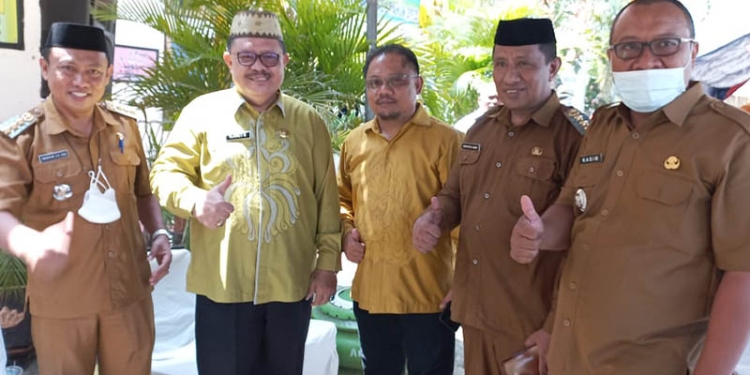 Ketua Tim Penilaia Lomba Kelurahan/Desa Tingkat Provinsi Gorontalo, Slamet Bakri (kedua kiri) berpose bersama Ketua LPM Kota Gorontalo, Risman Taha (tengah) dan Camat Dungingi, Heriyanto Abas di sela penilaian lomba kelurahan dan desa di Kelurahan Tomulobutao, Senin (13/6/2022). (hasan/gopos)