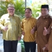 Ketua Tim Penilaia Lomba Kelurahan/Desa Tingkat Provinsi Gorontalo, Slamet Bakri (kedua kiri) berpose bersama Ketua LPM Kota Gorontalo, Risman Taha (tengah) dan Camat Dungingi, Heriyanto Abas di sela penilaian lomba kelurahan dan desa di Kelurahan Tomulobutao, Senin (13/6/2022). (hasan/gopos)