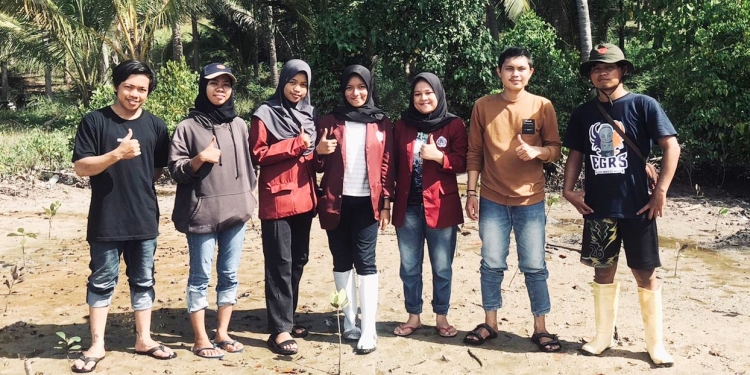 Mahasiswa KKN MBKM Teknik Geologi Desa Rumbia Tanam Mangrove di Pesisir Pantai