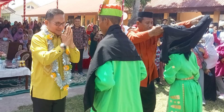Wali Kota Gorontalo, Marten Taha, menghadiri penamatan siswa di SMP Negeri 10 Kota Gorontalo, Kamis (24/6/2022). (Sari/gopos)