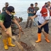 Wali Kota Gorontalo, Marten Taha bersama personil Korem 133, saat membersihkan tumpukan sampah di pesisir pantai blu Merlin, Jum'at (10/6/2022). Foto: Sari/gopos
