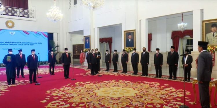 Pelantikan Menteri Perdagangan bersama Menteri ATR dan tiga wakil menteri oleh Presiden Joko Widodo, Rabu (15/6/2022). (Setkab RI)