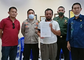 LH alias Luthfi membuat surat pernyataan tidak lagi mengemis menggunakan proposal usai klrafikasi di kantor Lurah Ipilo, Kota Timur, Gorontalo. (istimewa)