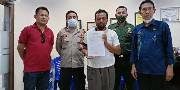LH alias Luthfi membuat surat pernyataan tidak lagi mengemis menggunakan proposal usai klrafikasi di kantor Lurah Ipilo, Kota Timur, Gorontalo. (istimewa)