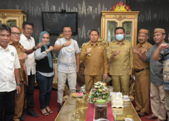 Foto bersama Asosiasi Provinsi (Asprov) PSSI Gorontalo dengan Penjabat Gubernur Gorontalo Hamka Hendra Noer usai melakukan audiens, bertempat di kediaman Rumah Dinas Wakil Gubernur, Senin (13//6/2022). (Foto: Salman)
