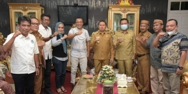 Foto bersama Asosiasi Provinsi (Asprov) PSSI Gorontalo dengan Penjabat Gubernur Gorontalo Hamka Hendra Noer usai melakukan audiens, bertempat di kediaman Rumah Dinas Wakil Gubernur, Senin (13//6/2022). (Foto: Salman)