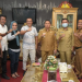 Foto bersama Asosiasi Provinsi (Asprov) PSSI Gorontalo dengan Penjabat Gubernur Gorontalo Hamka Hendra Noer usai melakukan audiens, bertempat di kediaman Rumah Dinas Wakil Gubernur, Senin (13//6/2022). (Foto: Salman)