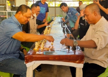 Pembukaan Tournament Catur Se-Kabupaten Gorontalo, Ditandai Dengan Pemindahan Bidak Catur Oleh Sekda Roni Sampir. (Foto: Humas Kominfo Kabupaten Gorontalo)