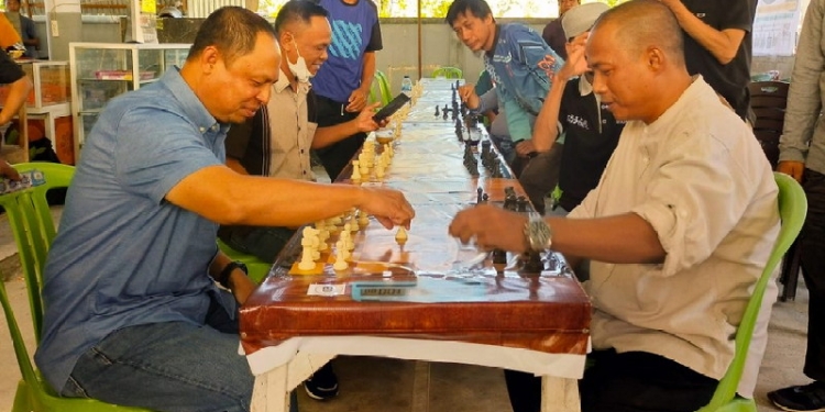 Pembukaan Tournament Catur Se-Kabupaten Gorontalo, Ditandai Dengan Pemindahan Bidak Catur Oleh Sekda Roni Sampir. (Foto: Humas Kominfo Kabupaten Gorontalo)