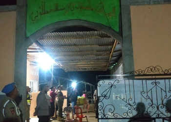 Personel Polres Pohuwato melakukan pengamanan sekaligus pembubaran aktivitas warga yang mendatangi markas Yayasan Aqidah Syariah Majelis Dzikir Tarekat Naqsabandiyah Al-Kholidiyah Paguat, Kamis (2/6/2022). (Yusuf/gopos)
