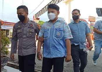 Remaja 17 tahun terduga pelaku penganiayaan menggunakan senjata tajam. Rabu (22/6/2022). Foto : Sari/gopos