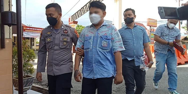 Remaja 17 tahun terduga pelaku penganiayaan menggunakan senjata tajam. Rabu (22/6/2022). Foto : Sari/gopos