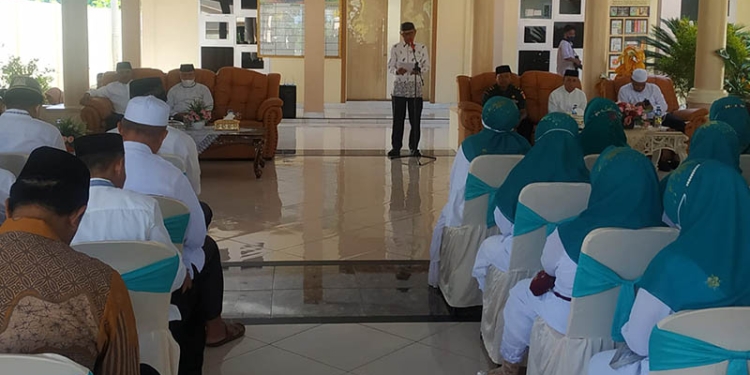 Bupati Pohuwato, Saipul Mbuinga, Memberikan Sambutan Pemberangkatan Calon Jama'ah Haji, Jum'at 24/06/2022 (Yusuf/Gopos)