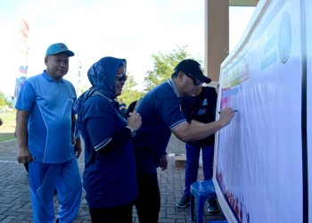 Berantas Narkoba, Bupati Bone Bolango, Hamim Pou didampingi Ketua TP. PKK Lolly Pou Yunus dan Kepala BNNK Bone Bolango, Moh. Agus Anwar saat menandatangani komitmen bersama dalam mendukung Bone Bolango menjadi Kabupaten Tanggap Narkoba Menuju Indonesia Bersinar (Bersih Narkoba). (Foto AKP/Diskominfo)